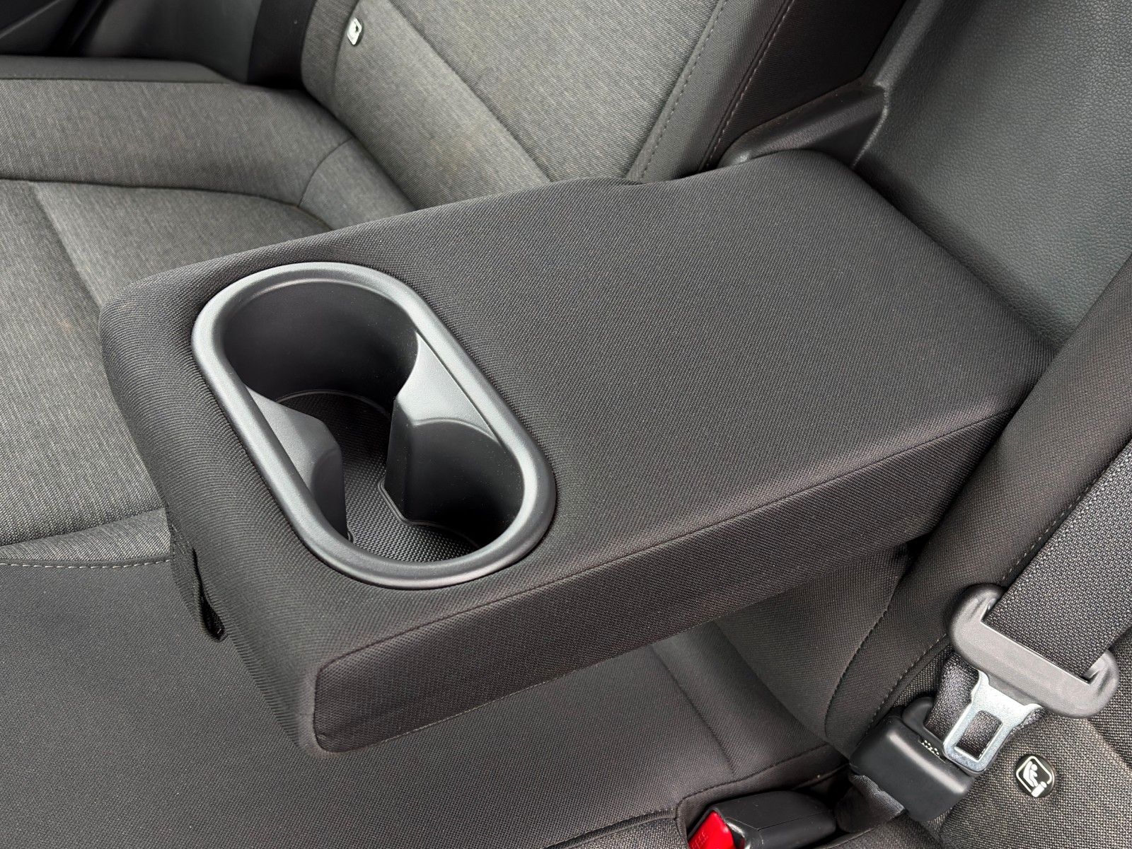 Fahrzeugabbildung Hyundai KONA E Select LHZ SHZ ACC PDC LKA CarPlay CAM