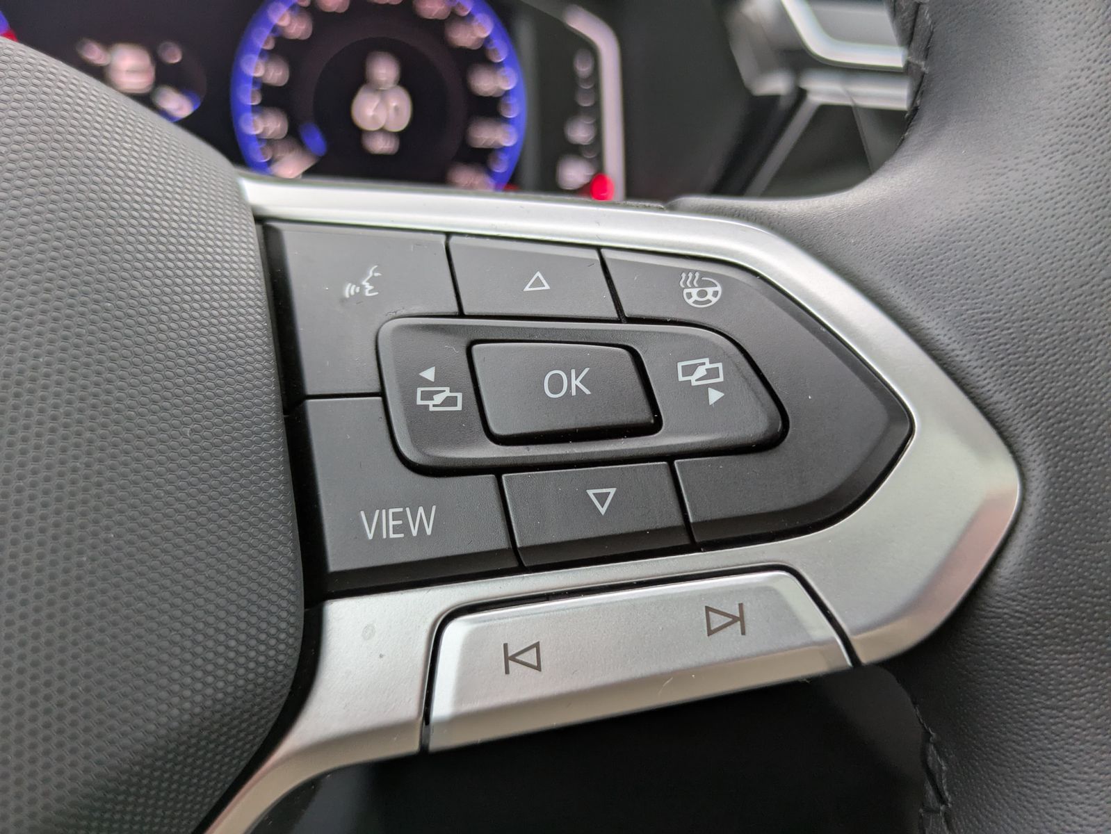 Fahrzeugabbildung Volkswagen Touran 2.0 DSG R-Line High BLACK Pano 7Si IQ AHK