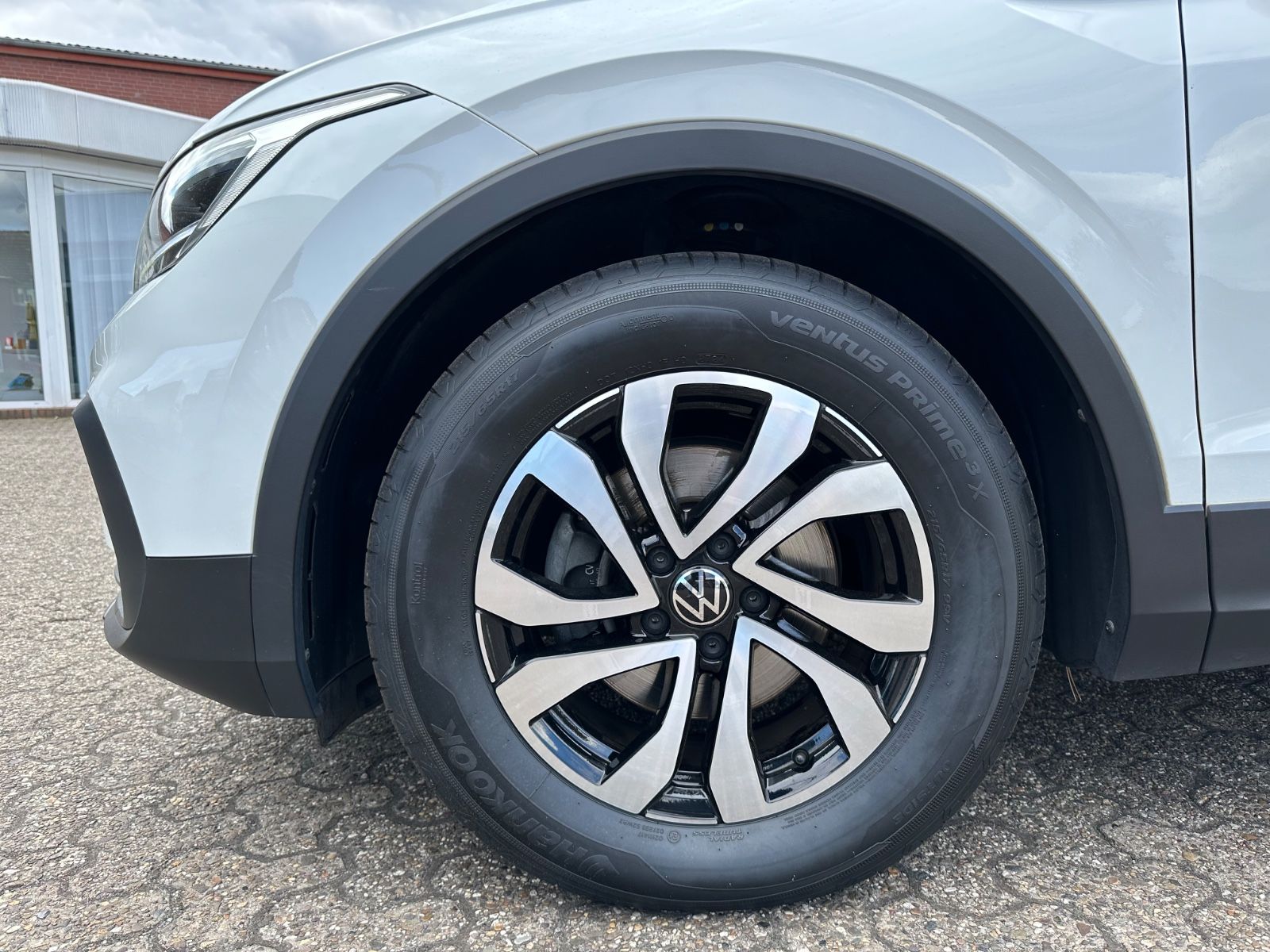 Fahrzeugabbildung Volkswagen Tiguan 2.0 TDI Active AHK/Navi/LED/SHZG/ACC