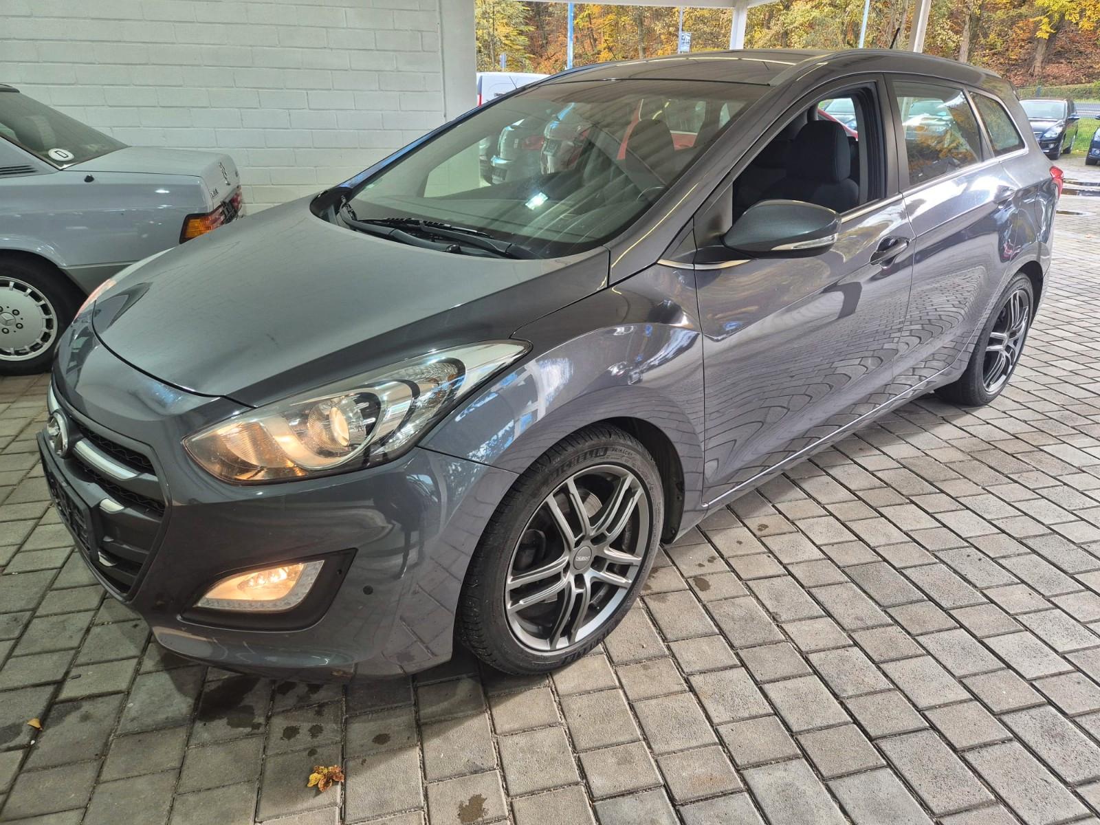 Hyundai i30 cw blue Trend*2.Hd*PDC*CAM*NAV*TÜVneu