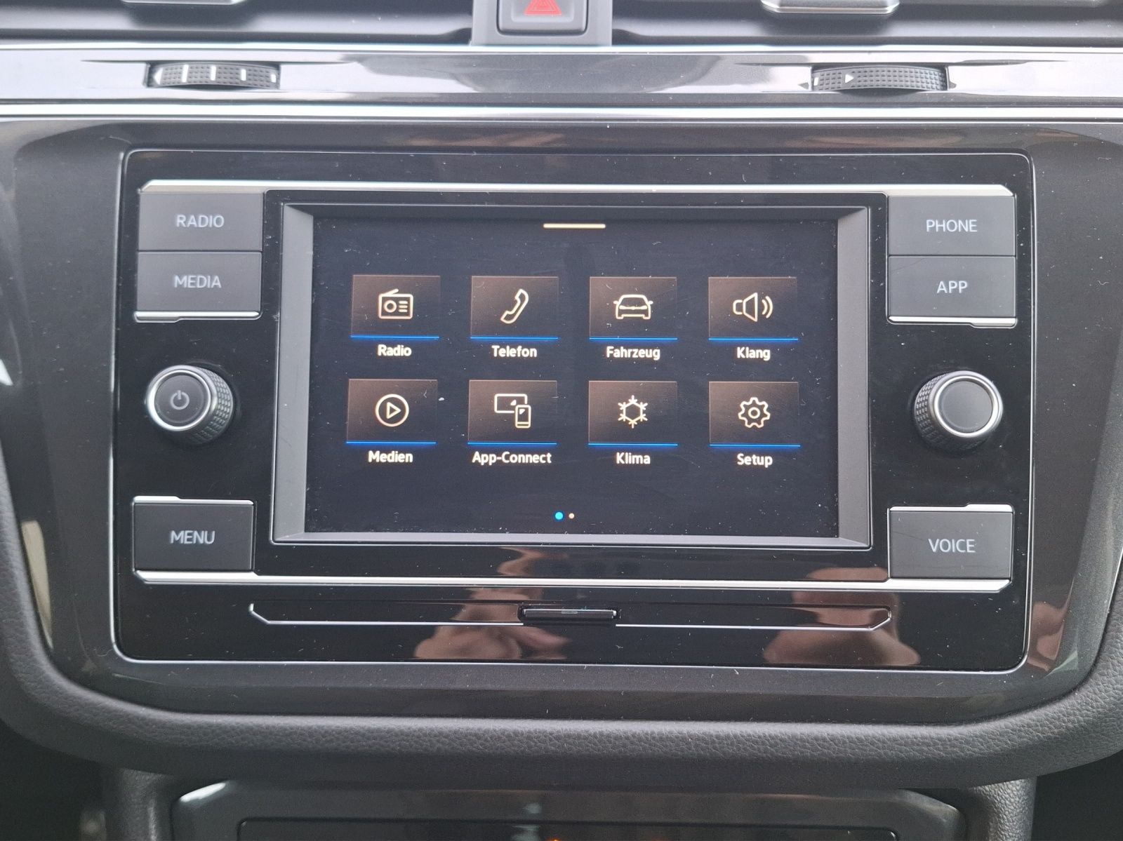Fahrzeugabbildung Volkswagen Tiguan TSI Life LED CarPlay ACC PDC SH 18"