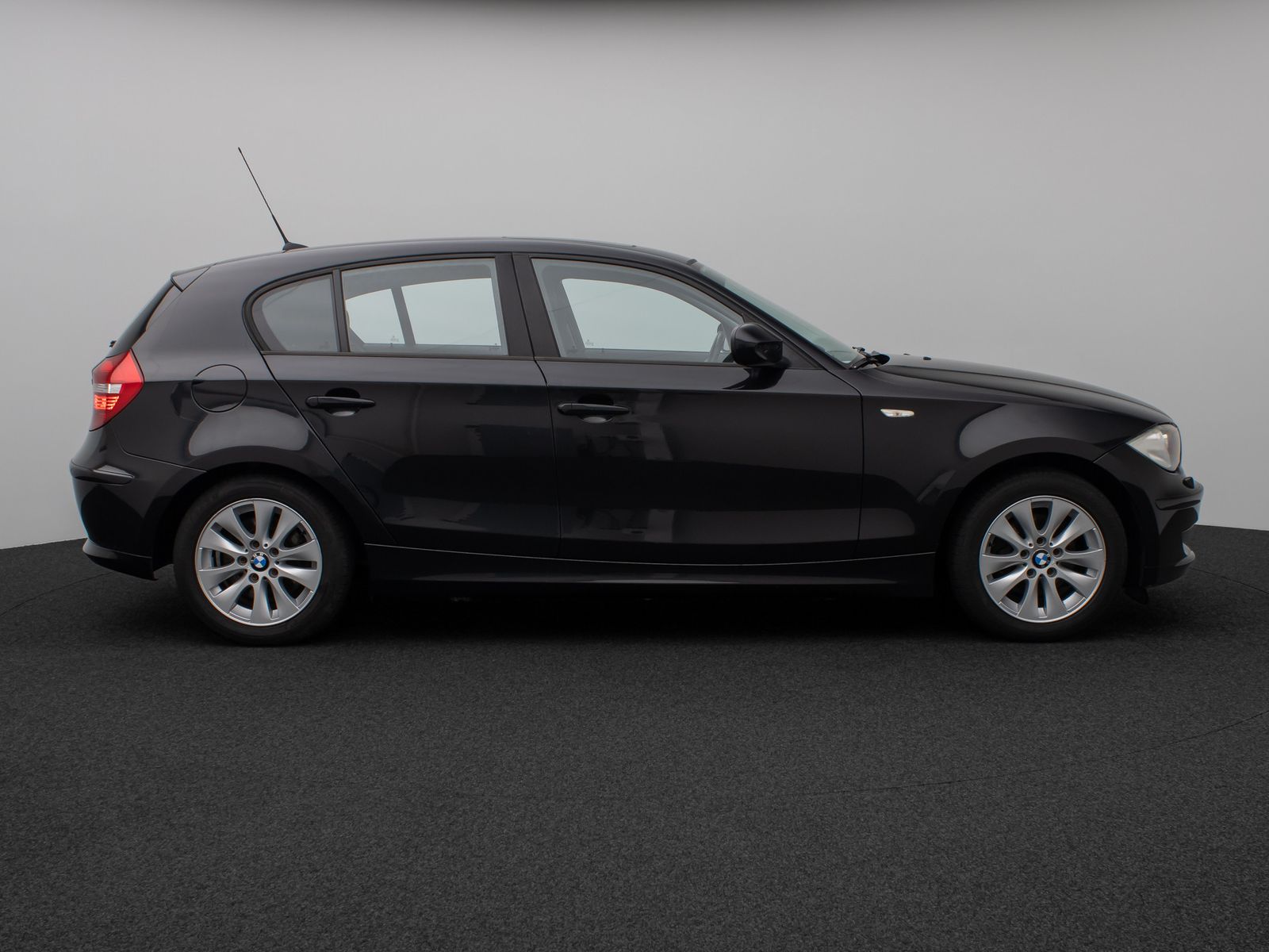 Fahrzeugabbildung BMW 118d Glasdach Navi Sitzhzg Xenon PDC 8Fach