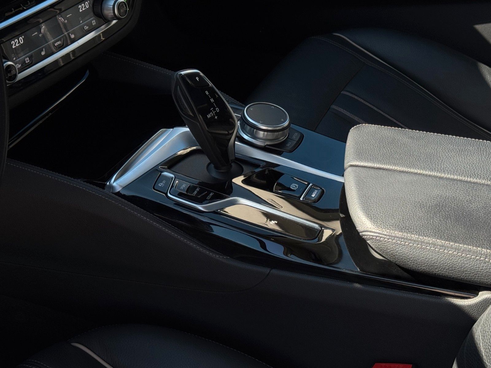 Fahrzeugabbildung BMW 520i Touring Luxury Line Pano Leder HiFi CAM AHK