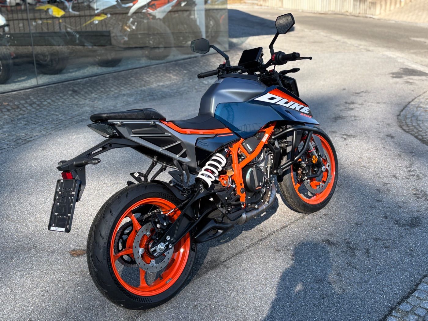 Fahrzeugabbildung KTM 390 Duke Modell 2025 Quickshifter+ mit Sturzbüge