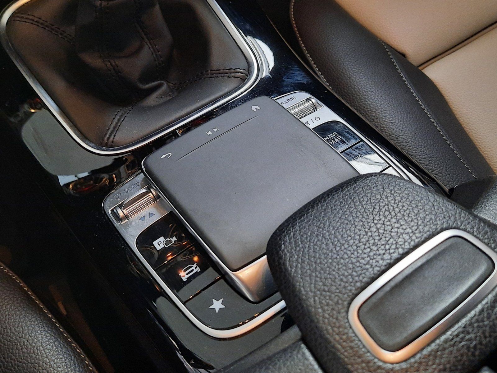 Fahrzeugabbildung Mercedes-Benz A 180 AMG-Line *LED*Navi*AHK*Cam*Sitzhzg*PDC*