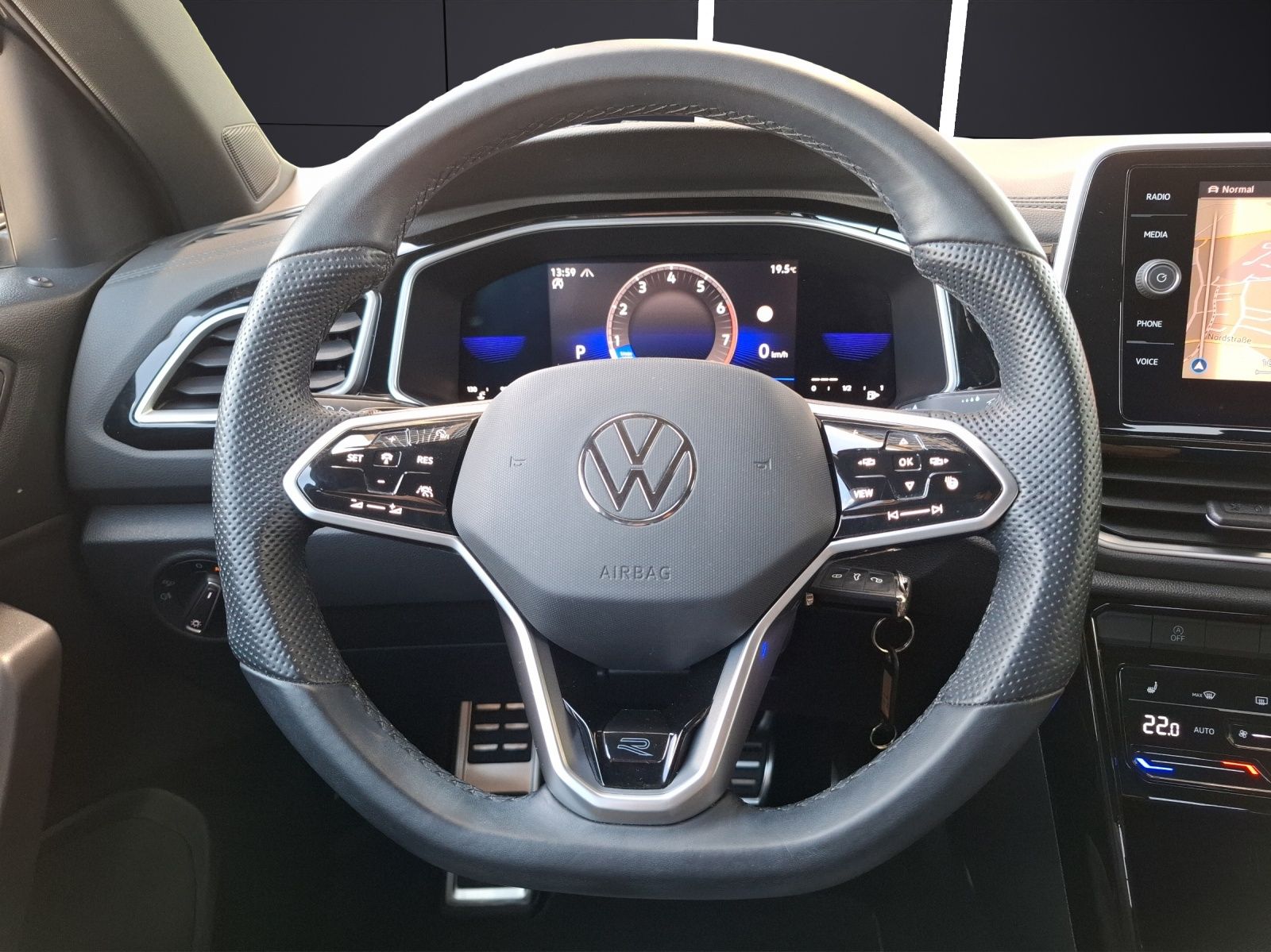 Fahrzeugabbildung Volkswagen T-Roc TSI R-Line DSG 4M Matrix Navi AID ACC Park