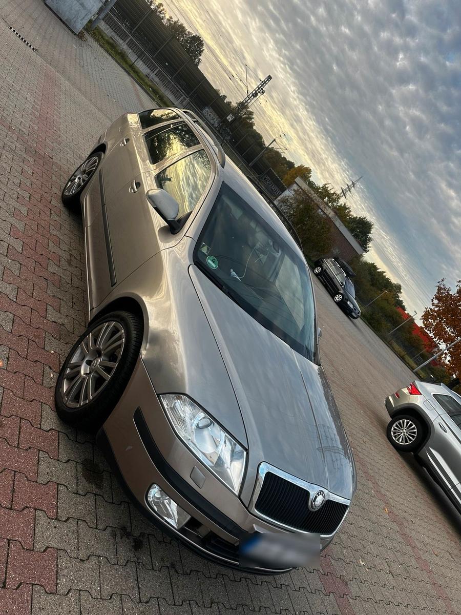 Skoda Octavia 2007 — rear view