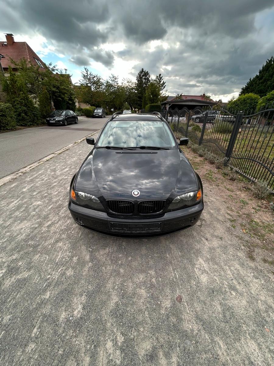 BMW 320 2005 — rear view