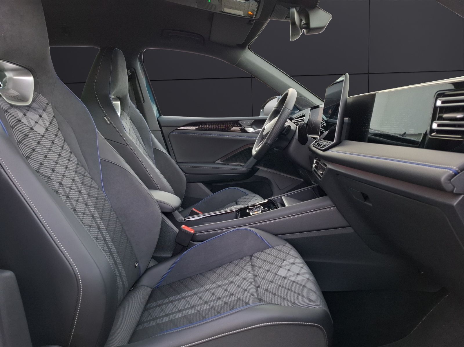 Fahrzeugabbildung Volkswagen Tiguan eTSI R-Line DSG Standhzg Matrix AHK Navi