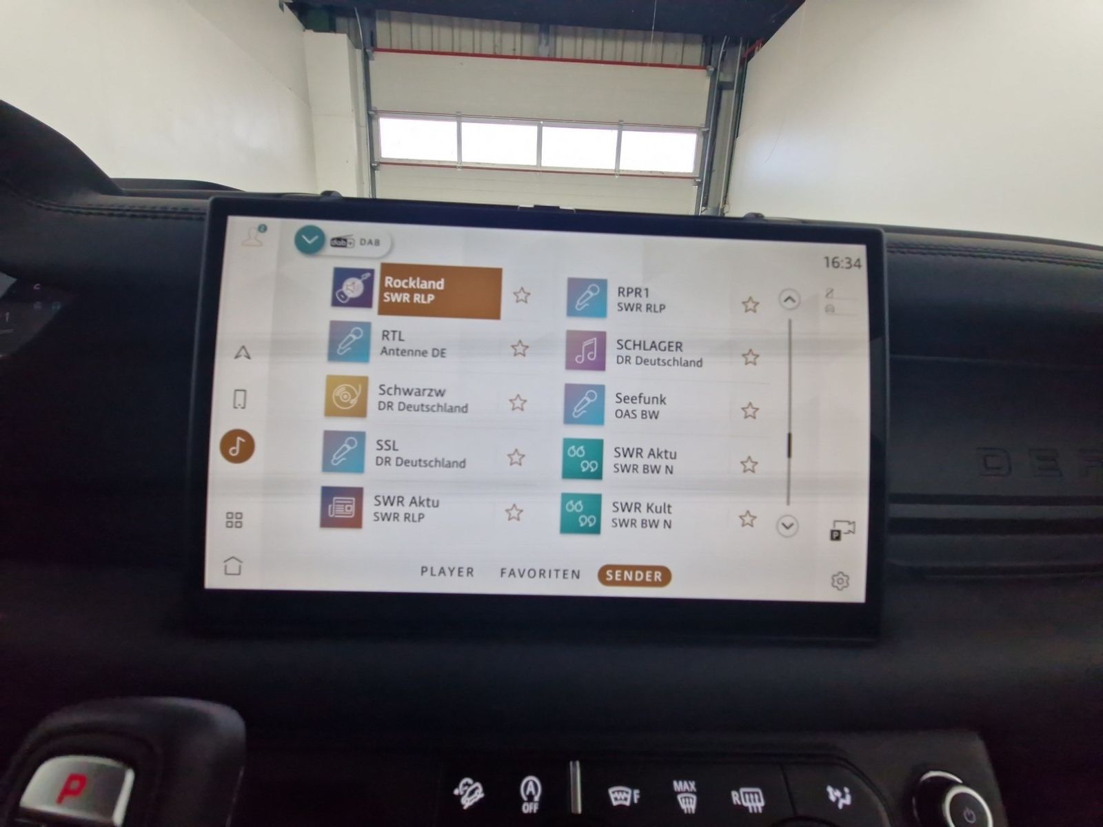 LAND ROVER Defender 90 Hard Top D250 X-Dynamic SE AHK – Bild 18