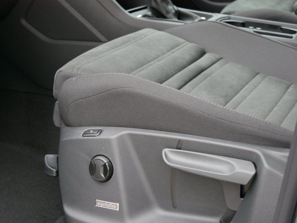 Fahrzeugabbildung Volkswagen Touran Highline 2.0 TDI DSG AHK Navi RFK