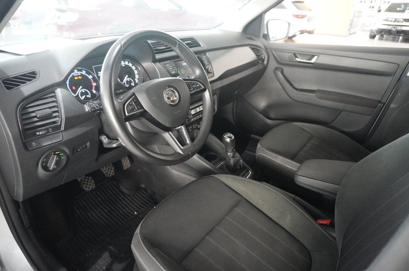 Fahrzeugabbildung SKODA Fabia Combi 1.0 TSI STYLE NAVI/LED/SHZ/PDC/TEMP.
