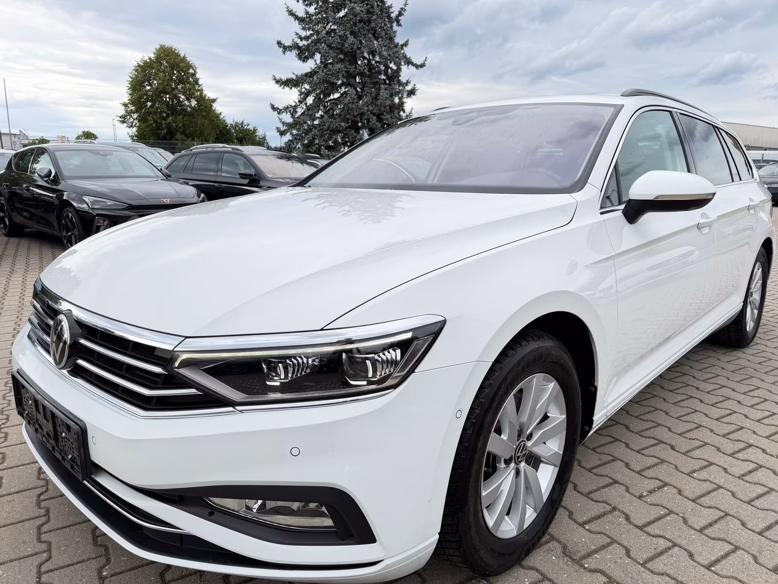Volkswagen Passat 2.0TDI Business Matrix Leder AHK 360°Pano