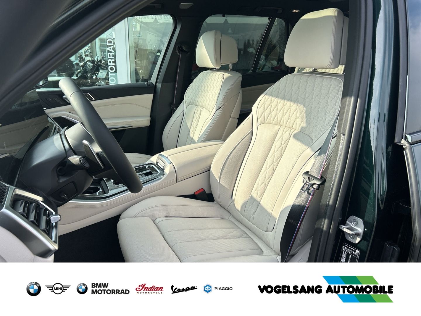 Fahrzeugabbildung BMW X5 xDrive50e M Sport Pro Park-Assistent Pano AHK