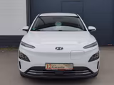 Hyundai Kona Elektro Trend LED ACC NAV SHZ CAM WP KRELL  - weiße Hyundai KONA Elektro