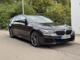 BMW 530i xDrive Touring M-Sportpaket - mit Benzin-Antrieb: Grau, Kombi, Sportpaket
