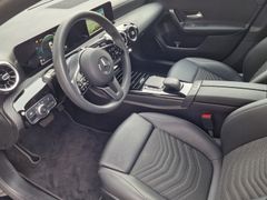 Fahrzeugabbildung Mercedes-Benz A 200d Style DCT Navi SiHz PDC RFK DAB MBUX