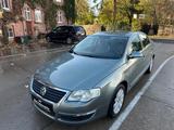 Volkswagen Passat 1.6 Lim. Comfortline/Automatik/Navi/AHK - Volkswagen Passat mit Benzin-Antrieb: Limousine, 1.6