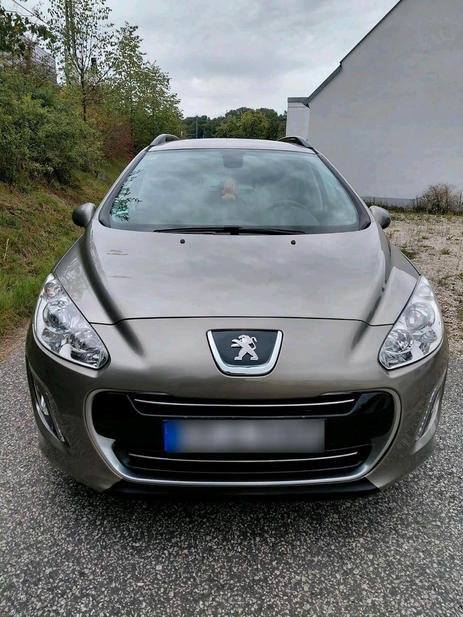 Peugeot e-308