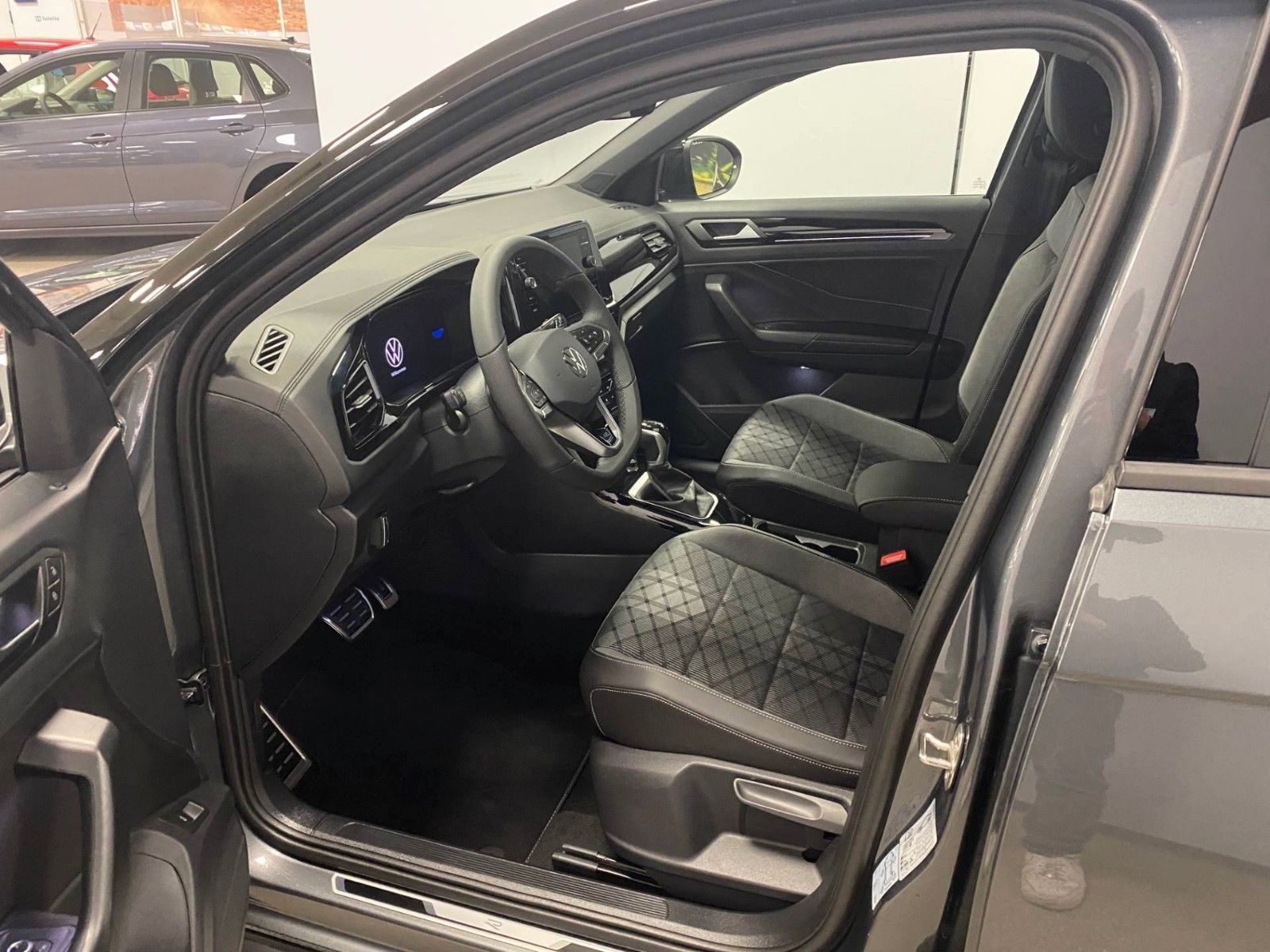 Fahrzeugabbildung Volkswagen T-Roc 1.5 TSI DSG R-Line+ACC+AHK+19"+KAMERA+LED+