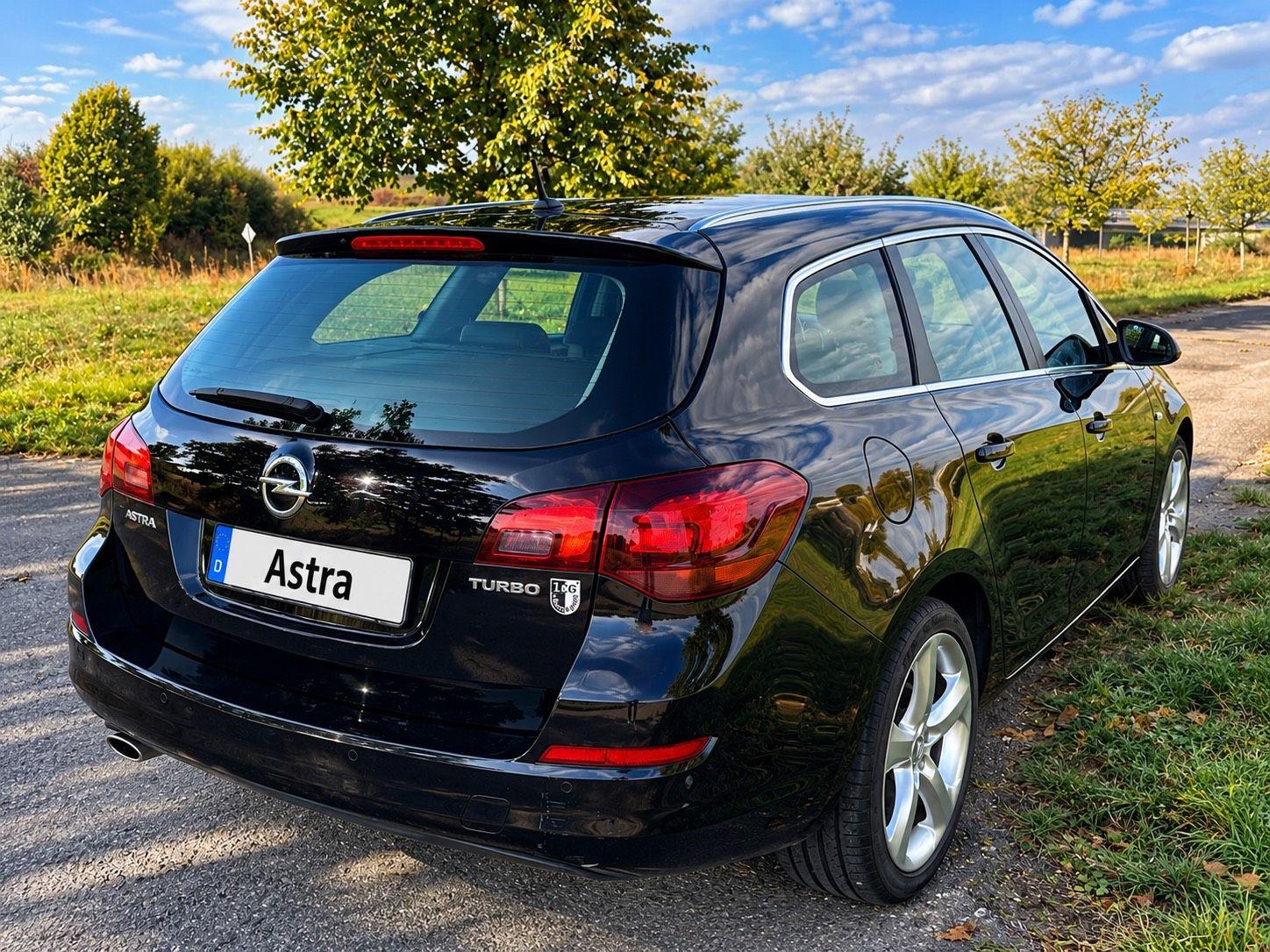 Opel Astra 2011 — interior