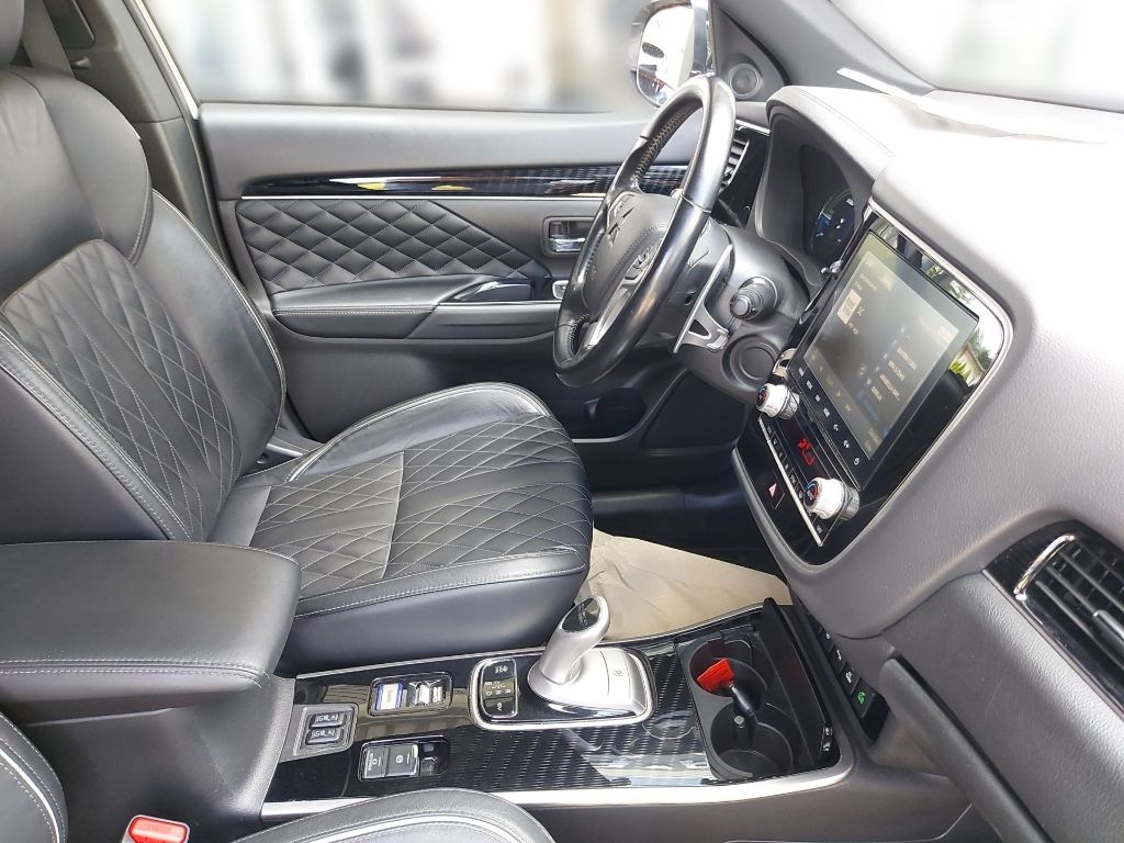 Fahrzeugabbildung Mitsubishi Outlander PHEV Spirit PLUS 2.4 4WD Navi Leder