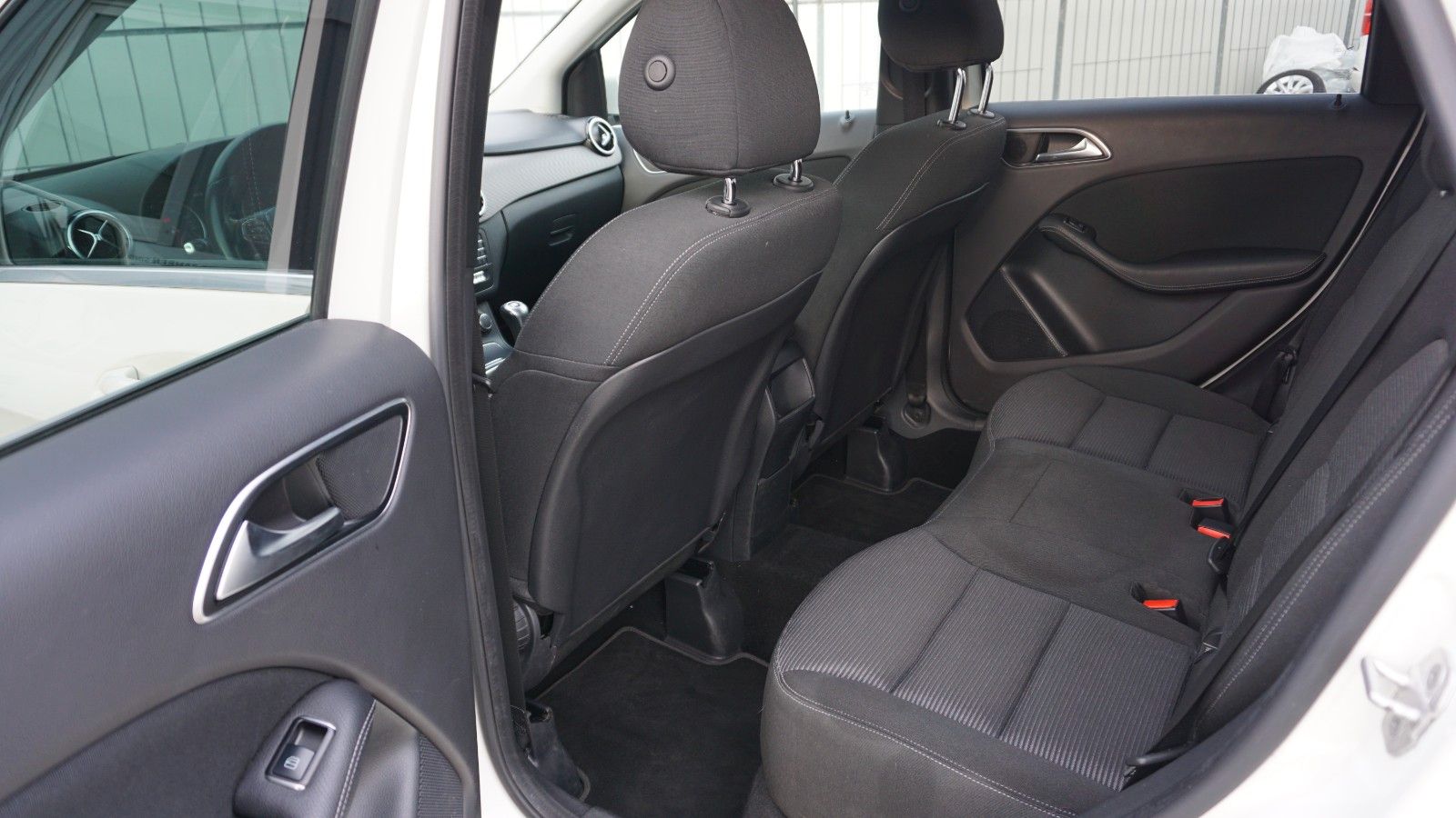 Fahrzeugabbildung Mercedes-Benz B 180 Navi,LED,Park Assist,SH,PDC,SR+WR