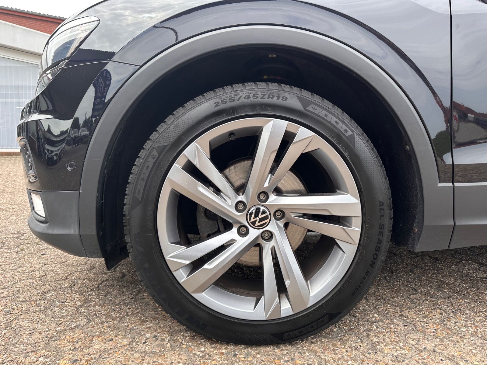 Fahrzeugabbildung Volkswagen Tiguan 2.0 TDI 4M Highline Pano/AHK/ACC/Navi/LED