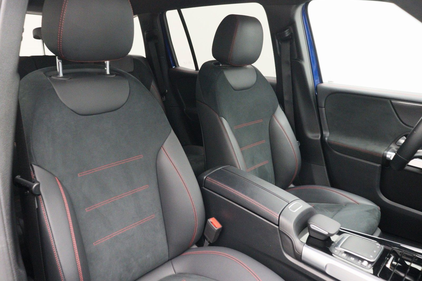 Fahrzeugabbildung Mercedes-Benz GLB 200 d AMG-Line DCT Distronic NAVI LED