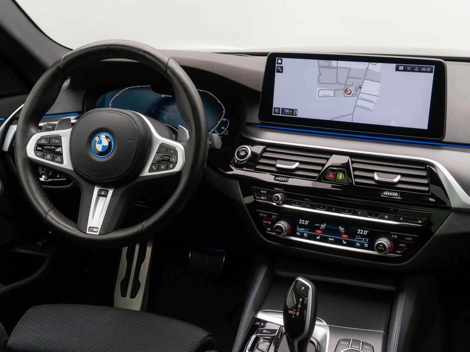 Fahrzeugabbildung BMW 530e M Sport Laser DAB HiFi HUD DispKey Panorama