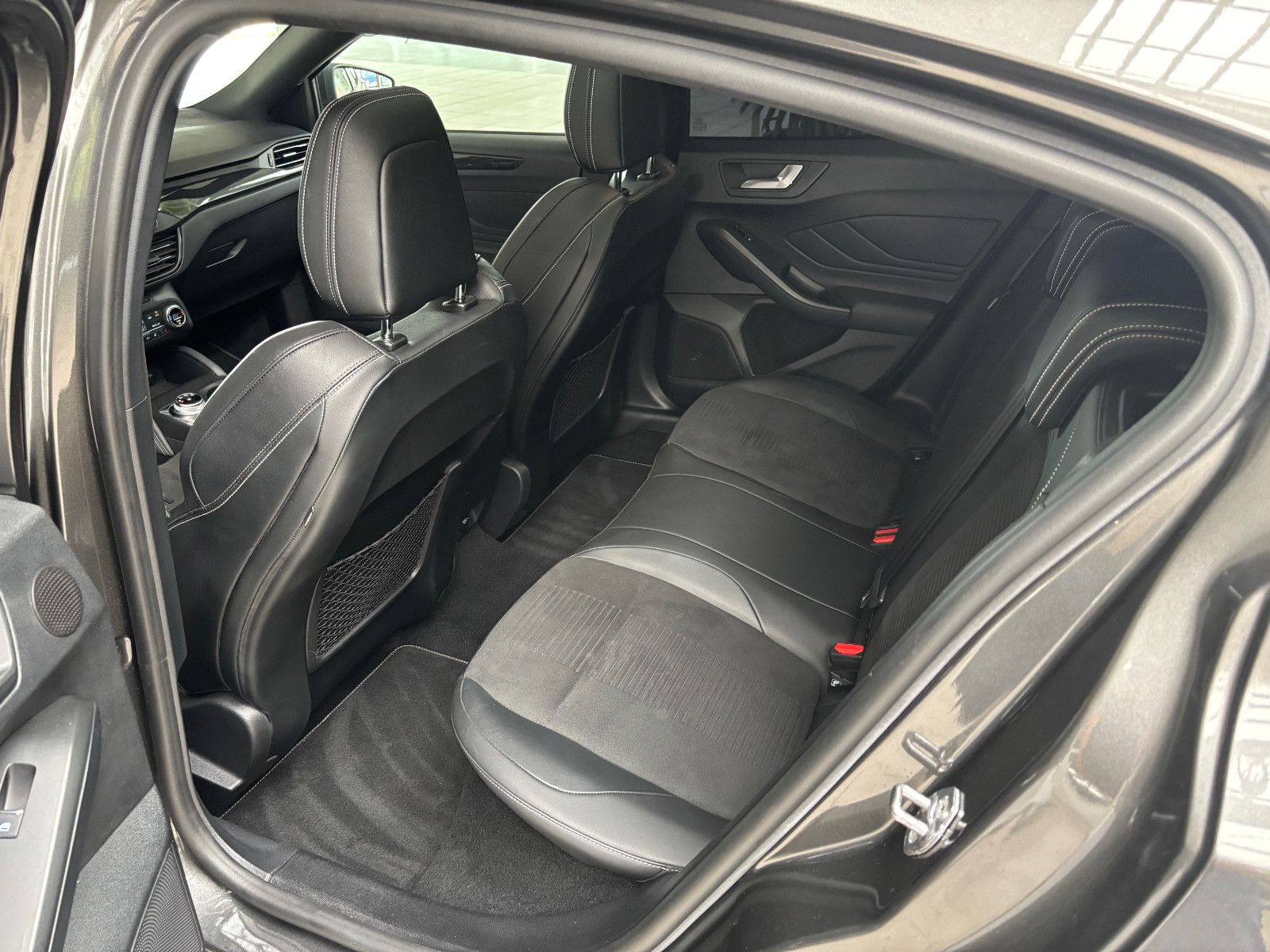 Fahrzeugabbildung Ford Focus  ST-Line +LED+Sport*