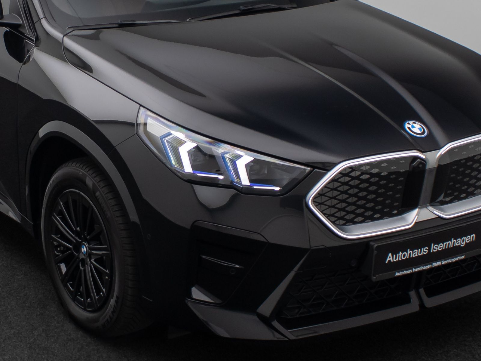 Fahrzeugabbildung BMW iX2 xD30 M Sport 360&deg;HUD DAB H/K Komfort AHK ACC