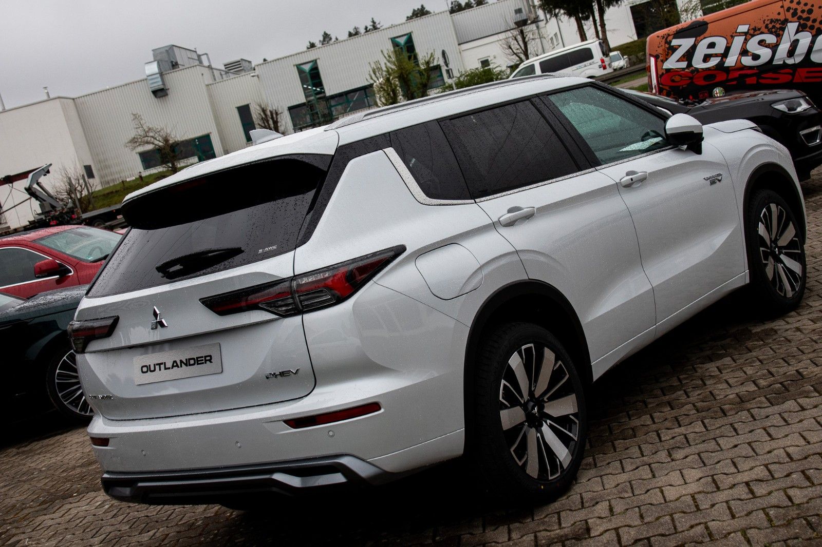 Fahrzeugabbildung Mitsubishi Outlander MY25  2.4 PHEV Top 4WD Leder Glasdach