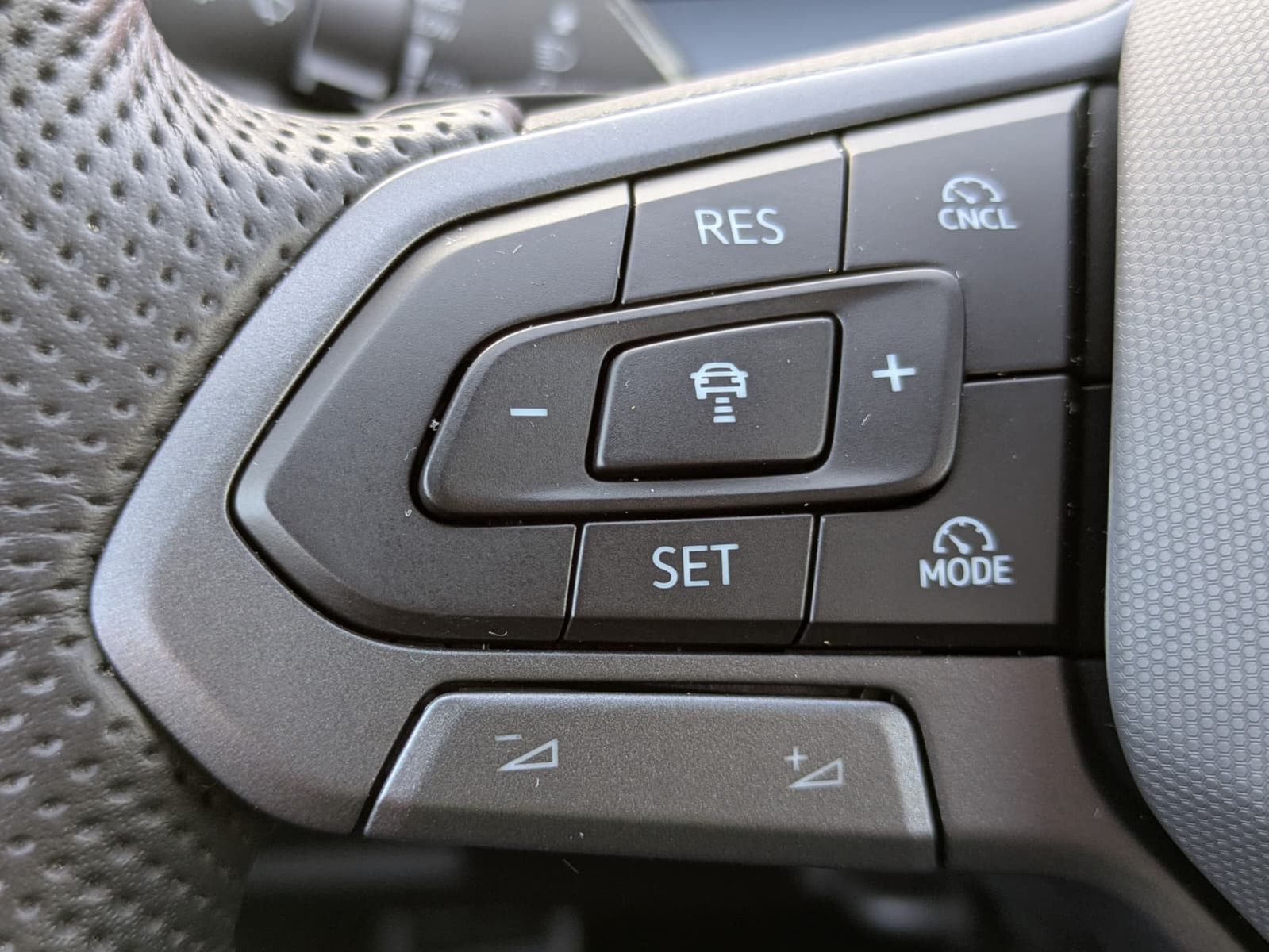 Fahrzeugabbildung Volkswagen Tayron 2.0 TDI 4M R-Line BLACK*7Si*MATRIX*PANO