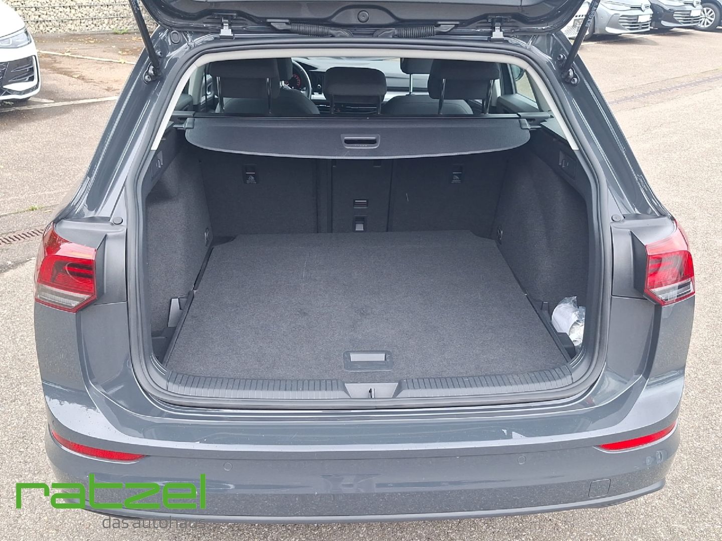 Fahrzeugabbildung Volkswagen Golf Variant VIII Life 1.0 TSI App Connect Klima