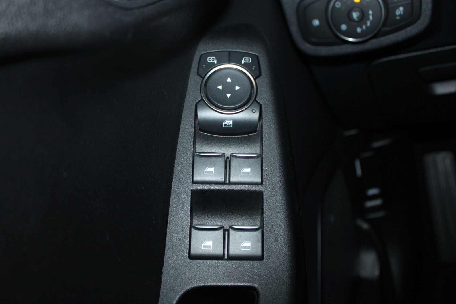 Fahrzeugabbildung Ford Fiesta 1,5 TDCi Cool & Connect 5-trg NAVI LED