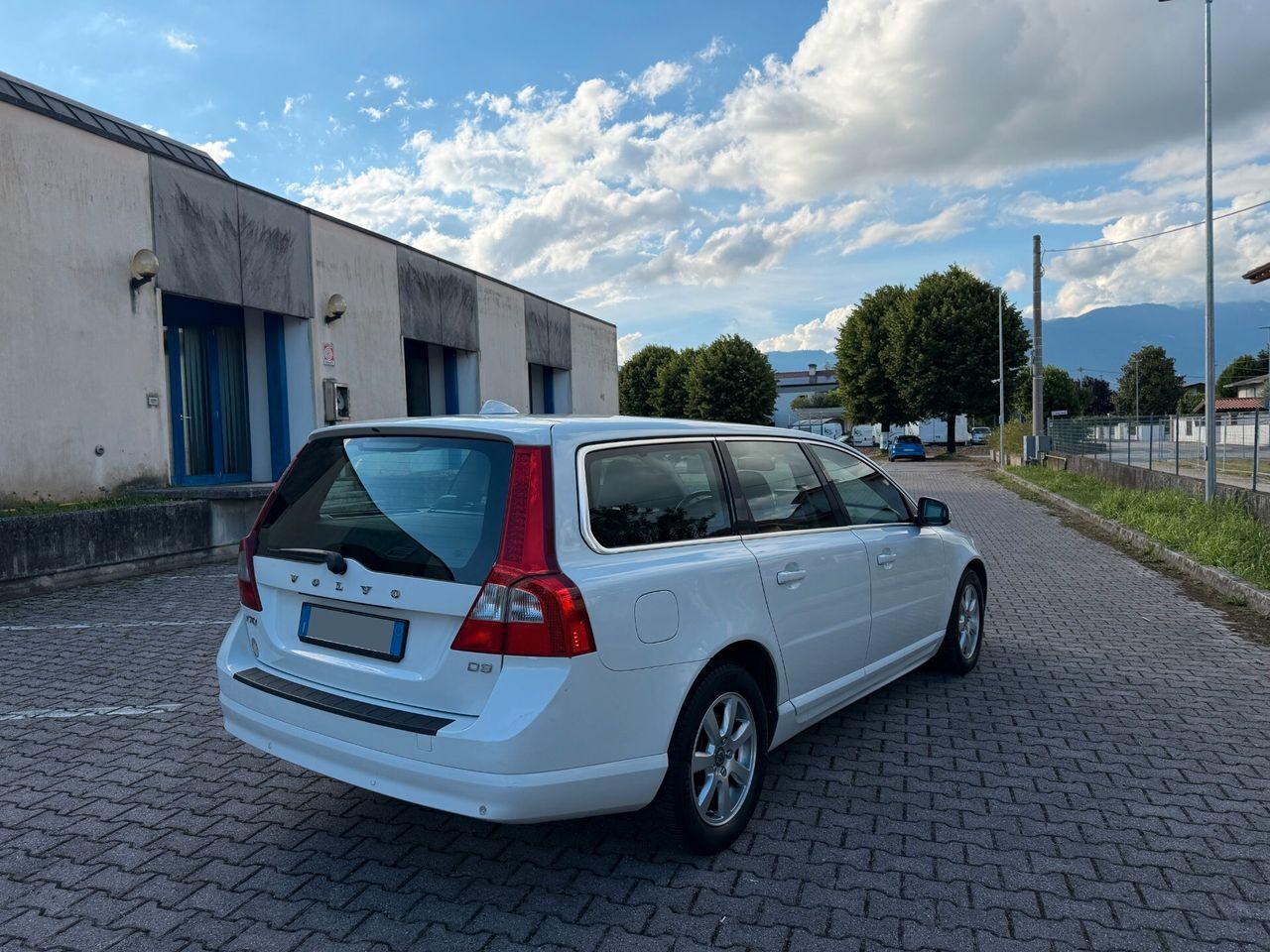 Volvo V70 2010 — interior
