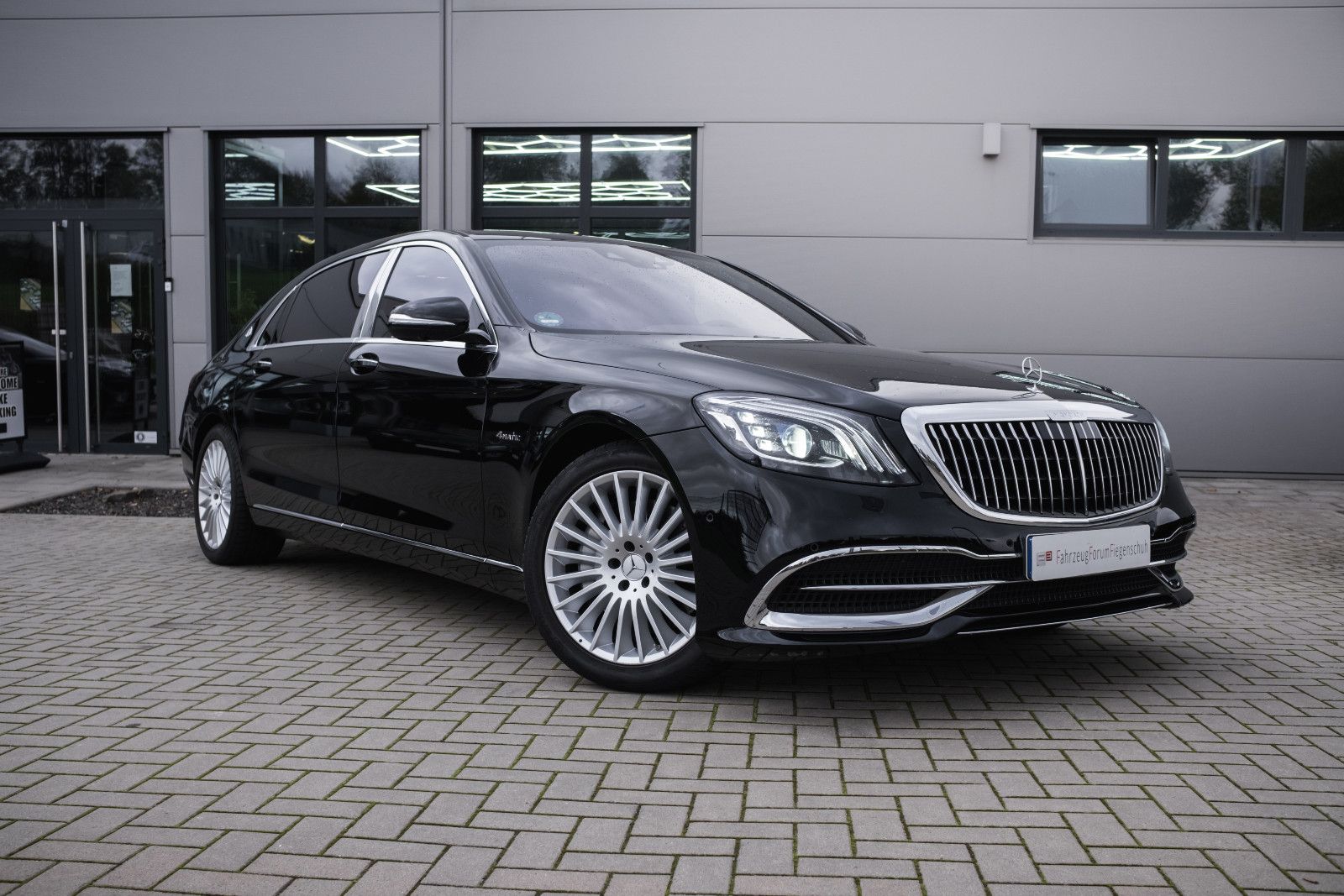 Fahrzeugabbildung Mercedes-Benz S 560 S  Maybach 4Matic-Park-Paket-Burmester