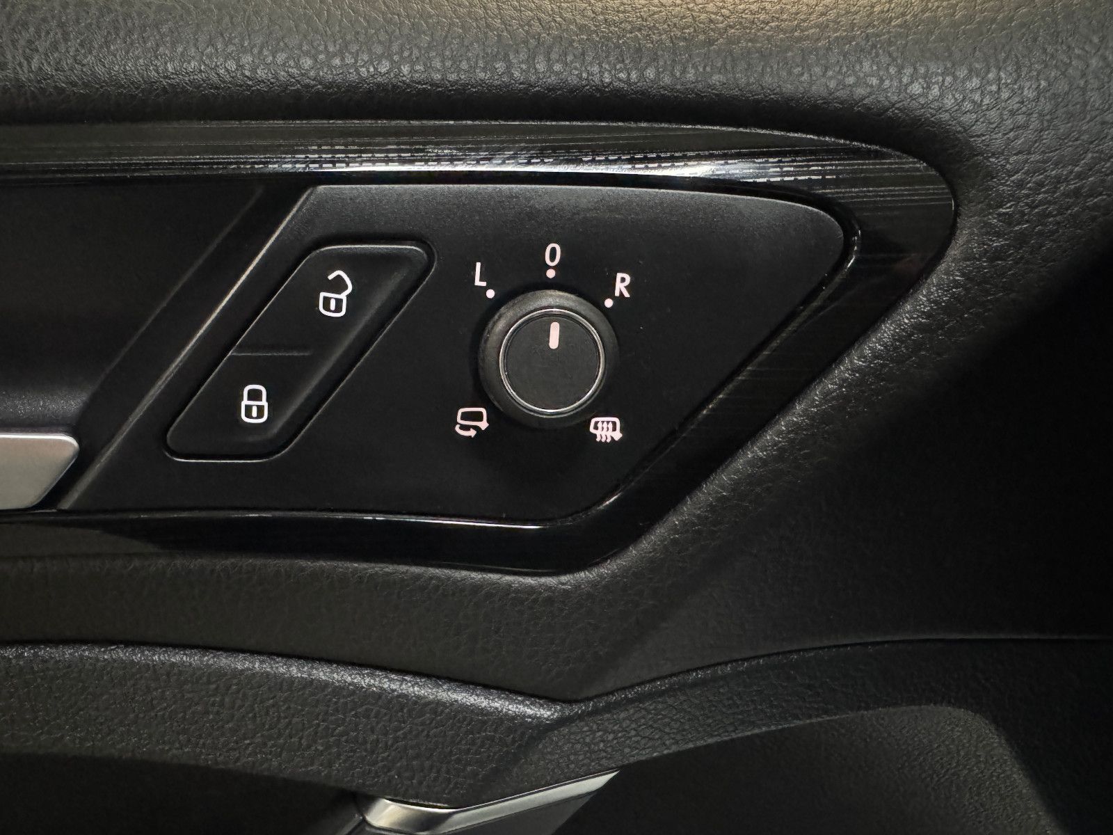 Fahrzeugabbildung Volkswagen Golf VARIANT 2.0 TDI DSG R-LINE SPORTPAKET VOLL