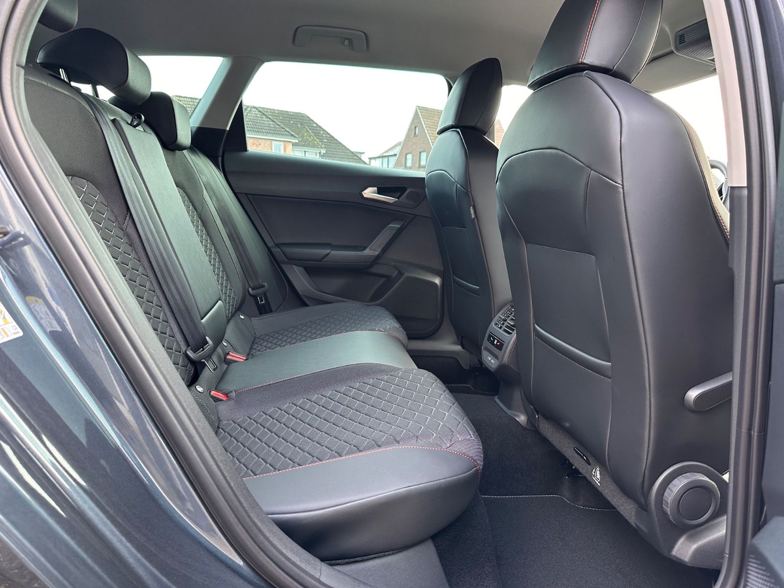 Fahrzeugabbildung SEAT Leon ST 1.5 eTSI FR DSG LED/GRA/SHZ/Kamera/APP