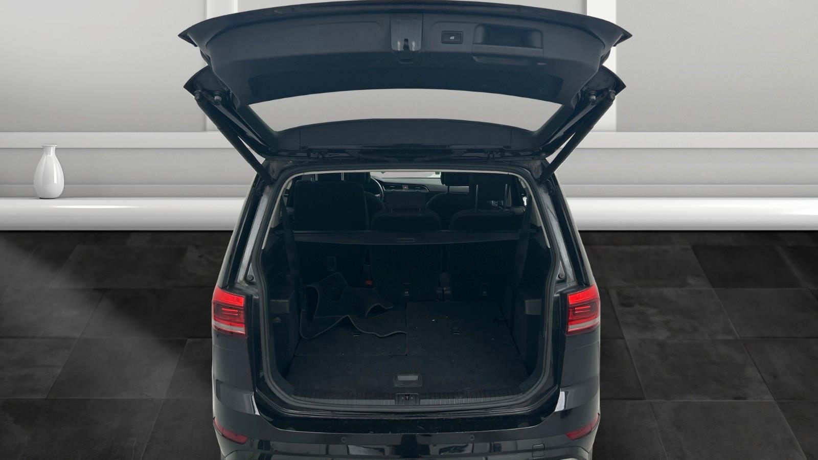 Volkswagen Touran R-Line High.7Sitze Navi Cockpit Pano.RFK AHK ACC, миниатюра 12