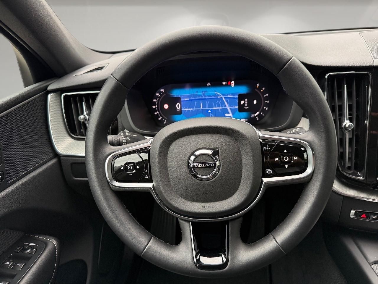Fahrzeugabbildung Volvo XC60 Plus Dark 2WD