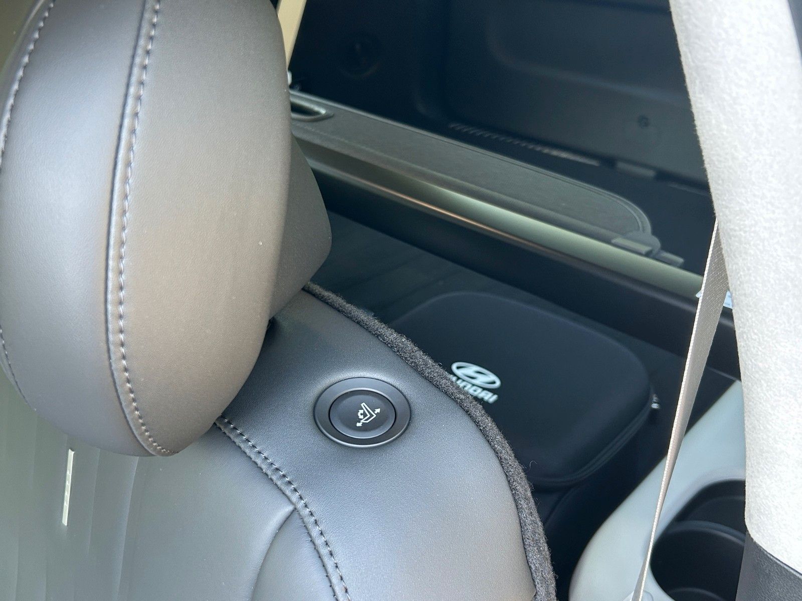 Fahrzeugabbildung Hyundai IONIQ 9 UNIQ 226kW *RW600KM*Pano*6Si*Relax*HeUp*