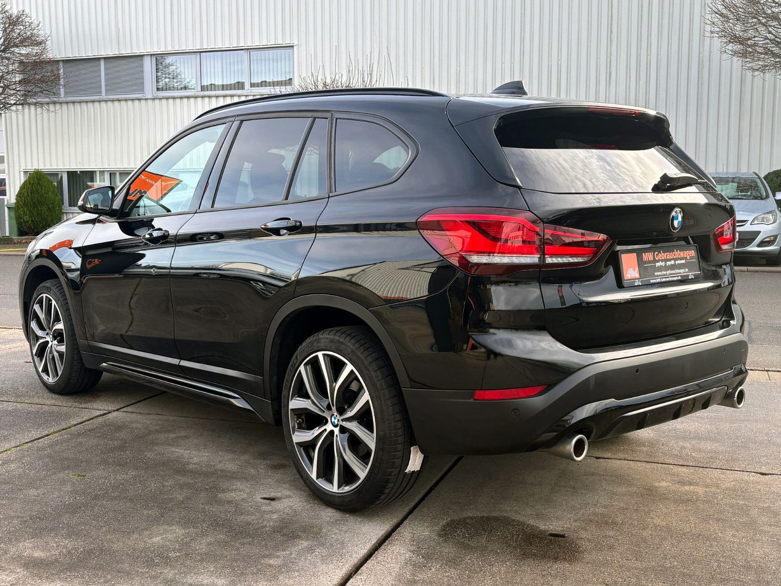 Fahrzeugabbildung BMW X1 sDrive 20i Sport-Line LED SHZ PDC KAM TEMP BT