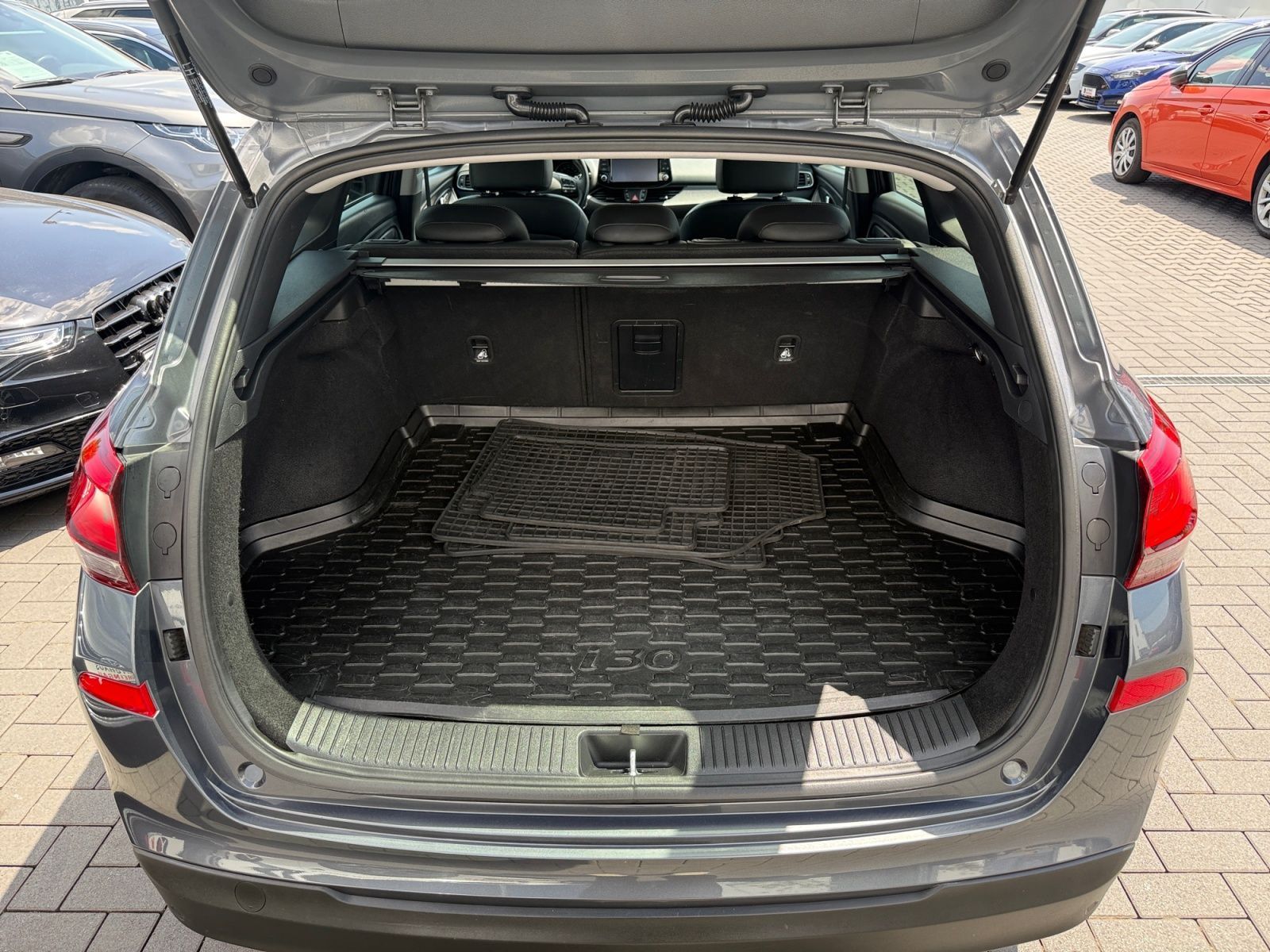 Fahrzeugabbildung Hyundai i30 1.4 T-GDI Premium PANO LED AHK