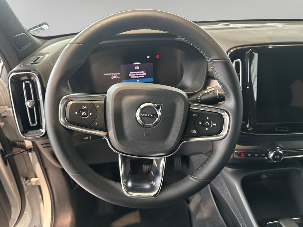 VOLVO XC40 B4 B DKG Plus Dark Fahrerassistenz-Paket VOLVO XC40 B4 B DKG Plus Dark Fahrerassistenz-Paket