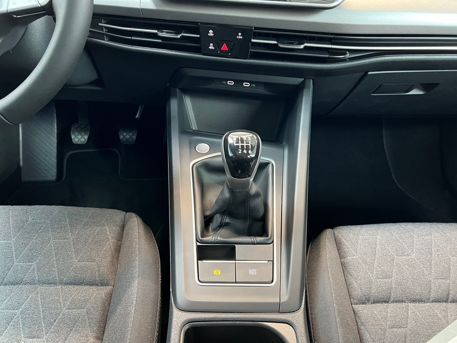 Fahrzeugabbildung Volkswagen Golf VIII Lim Life 1,5 TSI + Panora+ Abg.Scheibe