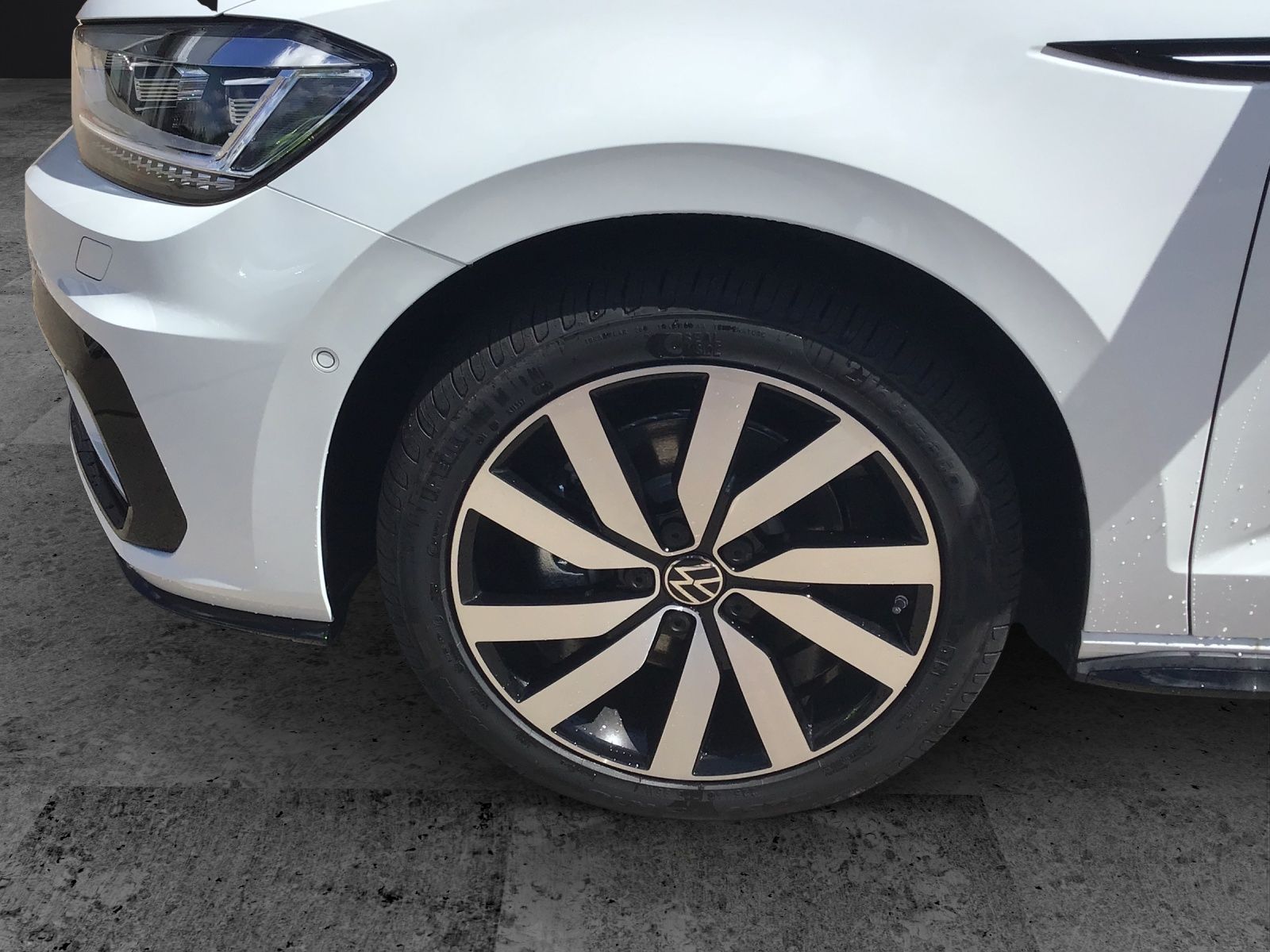 Fahrzeugabbildung Volkswagen Touran TSI R-Line Highline DSG LED ACC 18" AHK S