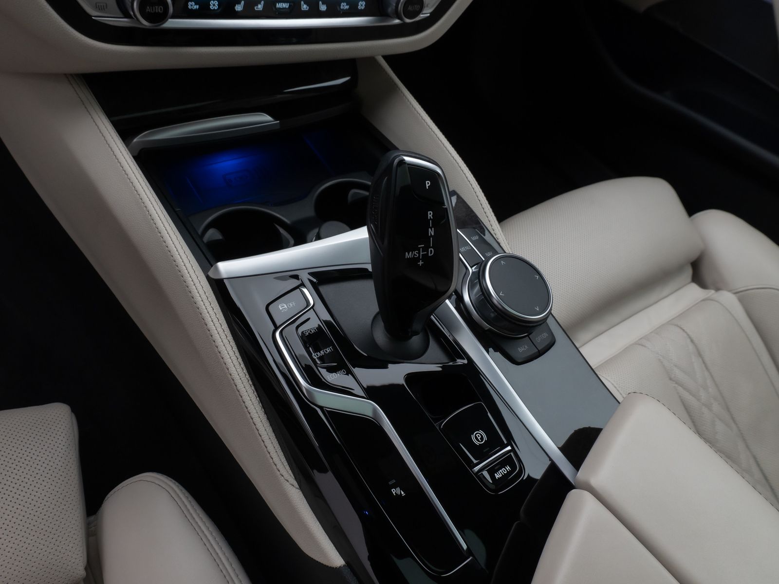 Fahrzeugabbildung BMW 520d Luxury Line Glasdach Kamera HUD DAB H/K 19"