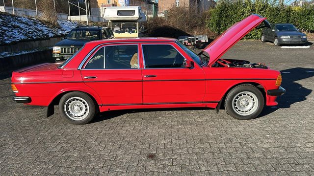 Mercedes-Benz W123, orig. 105tkm, Klima, 5-Gang, Scheckheft